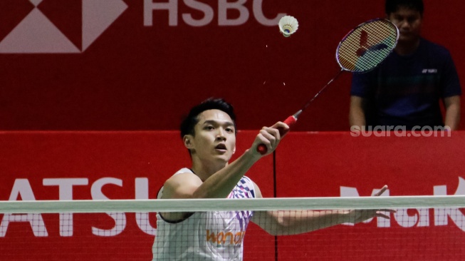 Pebulu tangkis Tunggal Putra Indonesia, Jonatan Christie saat melawan Tunggal Putra Jepang, Kenta Nishimoto pada laga 8 besar Daihatsu Indonesia Master 2025 di Istora Senayan, Jakarta, Jumat (24/1/2025). [Suara.com/Alfian Winanto]