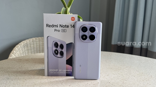 Redmi Note 14 Pro 5G yang resmi diluncurkan Xiaomi ke Indonesia pada Jumat (24/1/2025). [Suara.com/Dicky Prastya]