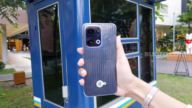 Review Oppo Reno 13 5G. [Suara.com/Muhammad Rizki Imami]