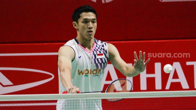 Pebulu tangkis Tunggal Putra Indonesia, Jonatan Christie saat melawan Tunggal Putra Jepang, Kenta Nishimoto pada laga 8 besar Daihatsu Indonesia Master 2025 di Istora Senayan, Jakarta, Jumat (24/1/2025). [Suara.com/Alfian Winanto]