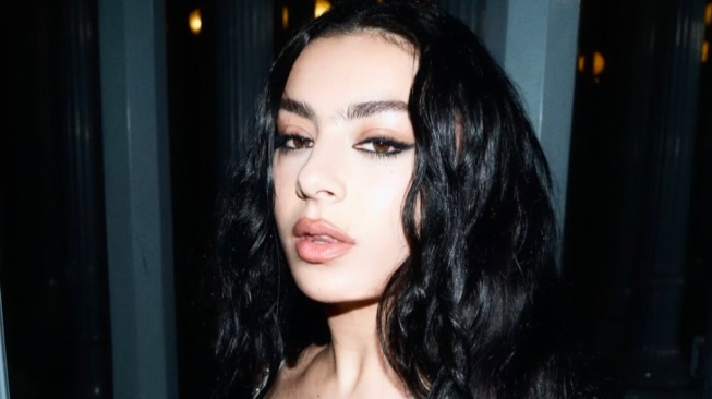 Gencar Berakting, Charli XCX Bakal Produksi dan Bintangi Film The Moment