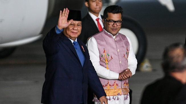 Presiden Prabowo Subianto (kiri) disambut Menteri Negara untuk Urusan Luar Negeri India Pabitra Margherita (kedua kiri) setibanya di Air Force Station Palam, New Delhi, India, Kamis (23/1/2025). [ANTARA FOTO/Hafidz Mubarak A/nym]