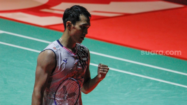 Pebulu tangkis Tunggal Putra Indonesia, Jonatan Christie saat melawan Tunggal Putra Jepang, Kenta Nishimoto pada laga 8 besar Daihatsu Indonesia Master 2025 di Istora Senayan, Jakarta, Jumat (24/1/2025). [Suara.com/Alfian Winanto]