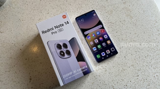 Redmi Note 14 Pro 5G yang resmi diluncurkan Xiaomi ke Indonesia pada Jumat (24/1/2025). [Suara.com/Dicky Prastya]