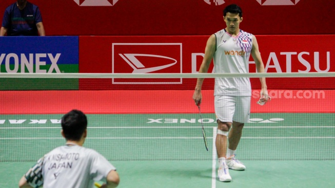 Pebulu tangkis Tunggal Putra Indonesia, Jonatan Christie saat melawan Tunggal Putra Jepang, Kenta Nishimoto pada laga 8 besar Daihatsu Indonesia Master 2025 di Istora Senayan, Jakarta, Jumat (24/1/2025). [Suara.com/Alfian Winanto]