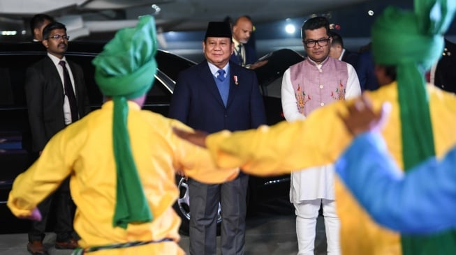 Presiden Prabowo Subianto (tengah) didampingi Menteri Negara untuk Urusan Luar Negeri India Pabitra Margherita (kedua kanan) menyaksikan tarian setibanya di Air Force Station Palam, New Delhi, India, Kamis (23/1/2025). [ANTARA FOTO/Hafidz Mubarak A/nym]