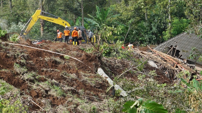 Petugas gabungan menggunakan alat berat saat mencari korban longsor di Dusun Jumok, Desa Sambirejo, Kecamatan Wonosalam, Kabupaten Jombang, Jawa Timur, Jumat (24/1/2025). [ANTARA FOTO/Syaiful Arif/nym]