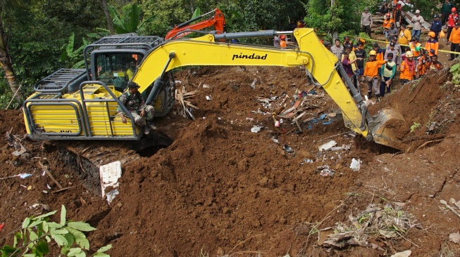 Petugas gabungan menggunakan alat berat saat mencari korban longsor di Dusun Jumok, Desa Sambirejo, Kecamatan Wonosalam, Kabupaten Jombang, Jawa Timur, Jumat (24/1/2025). [ANTARA FOTO/Syaiful Arif/nym]