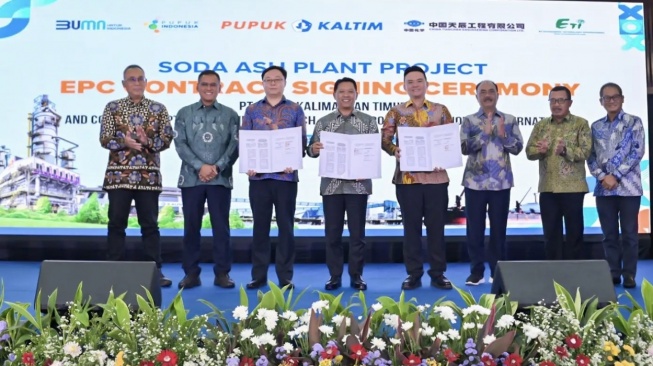 Direktur Utama PT Pupuk Indonesia (Persero) Rahmad Pribadi beserta jajaran, Direktur Utama PT Pupuk Kalimantan Timur Budi Wahju Soesilo beserta jajaran, President Director PT TCC Indonesia Branch Tian Tao beserta jajaran, President DirectorPT Enviromate Technology International Suriyanto beserta jajaran  (Dok: Pupuk Kaltim)