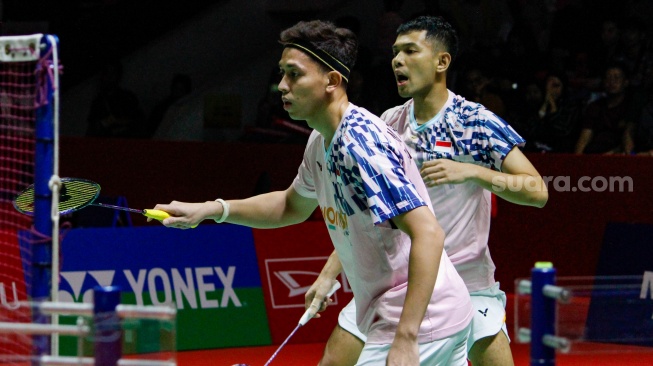 Pebulu Tangkis Ganda Putra Indonesia, Fajar Alfian dan Muhammad Rian Ardianto saat melawan Pebulu Tangkis Ganda Putra Cina, Xie Hao Nan dan Zeng Wei Han pada laga perempat final Daihatsu Indonesia Masters 2025 di Istora Senayan, Jakarta, Jumat (24/1/2025). [Suara.com/Alfian Winanto]
