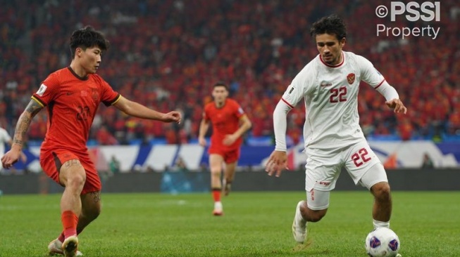 Nathan Tjoe-A-On saat membela Timnas Indonesia di laga melawan China pada Kualifikasi Piala Dunia 2026 (pssi.org)