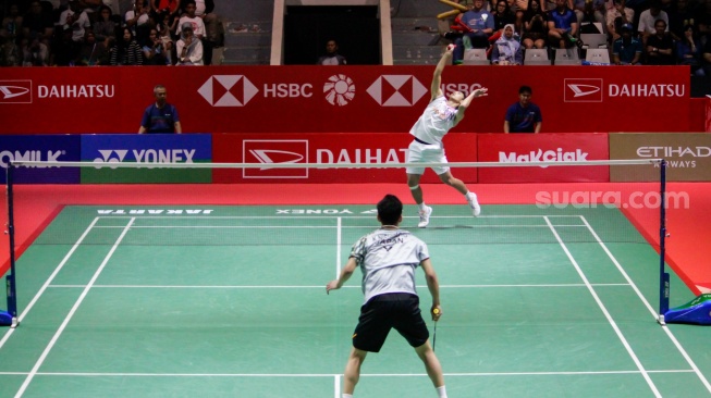 Pebulu tangkis Tunggal Putra Indonesia, Jonatan Christie saat melawan Tunggal Putra Jepang, Kenta Nishimoto pada laga 8 besar Daihatsu Indonesia Master 2025 di Istora Senayan, Jakarta, Jumat (24/1/2025). [Suara.com/Alfian Winanto]