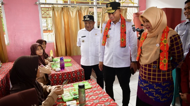 Pj Gubernur Sulsel dan PKK Sulsel Apresiasi Program Makan Bergizi Gratis di Luwu