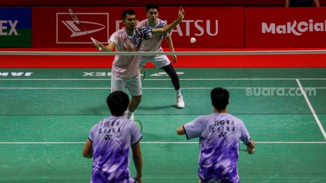 Pebulu Tangkis Ganda Putra Indonesia, Fajar Alfian dan Muhammad Rian Ardianto saat melawan Pebulu Tangkis Ganda Putra Cina, Xie Hao Nan dan Zeng Wei Han pada laga perempat final Daihatsu Indonesia Masters 2025 di Istora Senayan, Jakarta, Jumat (24/1/2025). [Suara.com/Alfian Winanto]
