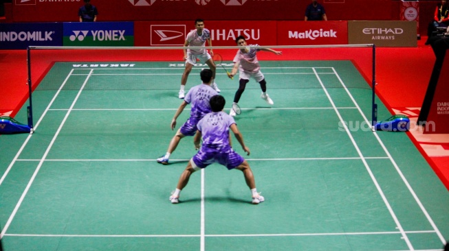 Pebulu Tangkis Ganda Putra Indonesia, Fajar Alfian dan Muhammad Rian Ardianto saat melawan Pebulu Tangkis Ganda Putra Cina, Xie Hao Nan dan Zeng Wei Han pada laga perempat final Daihatsu Indonesia Masters 2025 di Istora Senayan, Jakarta, Jumat (24/1/2025). [Suara.com/Alfian Winanto]
