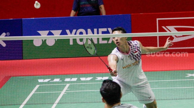 Pebulu tangkis Tunggal Putra Indonesia, Jonatan Christie saat melawan Tunggal Putra Jepang, Kenta Nishimoto pada laga 8 besar Daihatsu Indonesia Master 2025 di Istora Senayan, Jakarta, Jumat (24/1/2025). [Suara.com/Alfian Winanto]