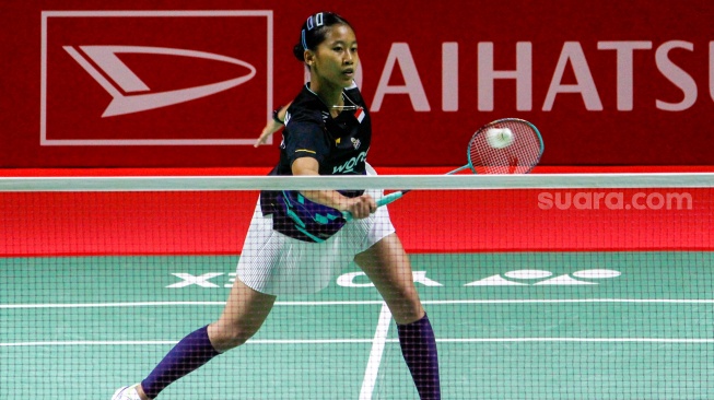 Pebulu Tangkis Tunggal Putri Indonesia, Putri Kusuma Wardani saat melawan Tunggal Putri Taiwan, Wen Chi Hsu pada laga perempat final Daihatsu Indonesia Masters 2025 di Istora Senayan, Jakarta, Jumat (24/1/2025). [Suara.com/Alfian Winanto]