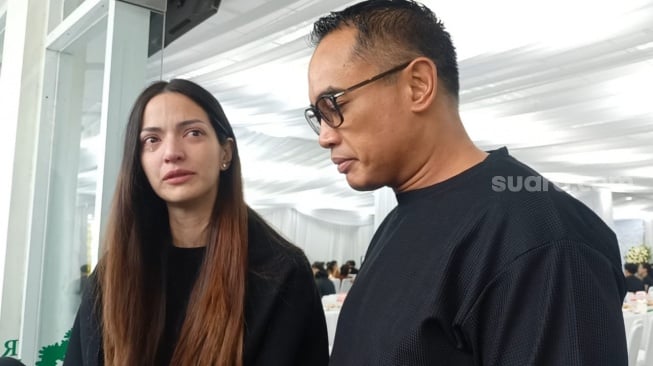 Nia Ramadhani dan Ardi Bakrie di Rumah Duka Sentosa, Jakarta Pusat pada Sabtu (25/1/2025). Nenek Nia, Hanna Louise Poluan meninggal dunia pada Jumat (24/1/2025). [Rena Pangesti/Suara.com]