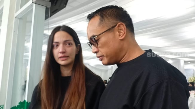 Nia Ramadhani dan Ardi Bakrie di Rumah Duka Sentosa, Jakarta Pusat pada Sabtu (25/1/2025). Nenek Nia, Hanna Louise Poluan meninggal dunia pada Jumat (24/1/2025). [Rena Pangesti/Suara.com]