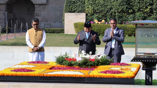 Kunjungi India, Prabowo Sempatkan Tabur Bunga di Makam Mahatma Gandhi, Tuliskan Pesan Ini