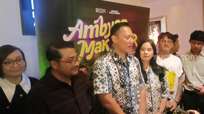 Film Ambyar Mak Byar ditonton menteri Agus Harimurti Yudhoyono di Plaza Indonesia, Jakarta Pusat pada Jumat (24/1/2025) [Suara.com/Rena Pangesti]