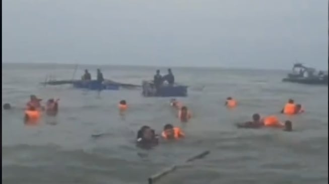 Aksi heroik para petugas ketika membongkar pagar laut 30,km di perairan Tangerang, Banten. (Tangkapan layar/TikTok)