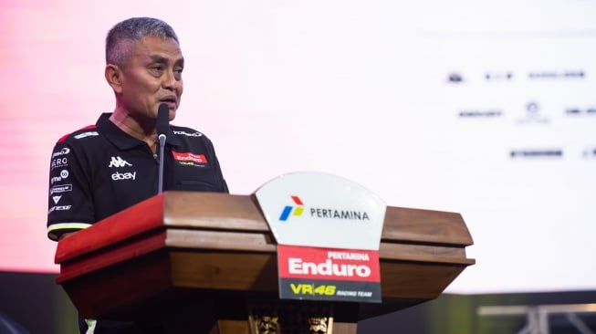 Direktur Utama PT Pertamina Lubricants, Werry Prayogi, berpidato saat meluncurkan livery tim balap MotoGP Enduro VR46 Racing Team di Balai Kartini, Jakarta, Sabtu (25/1/2025). [Dok VR46 Racing Team]