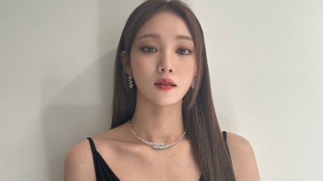 4 Tampilan Formal Feminin ala Lee Sung Kyung yang Cocok Buat Acara Spesial