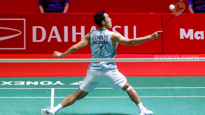 Pebulu Tangkis Tunggal Putra Indonesia, Jonatan Christie saat melawan Pebulu Tangkis Tunggal Putra Thailand, Kunlavut Vitidsarn pada final Daihatsu Indonesia Masters 2025 di Istora Senayan, Jakarta, Minggu (26/1/2025). [Suara.com/Alfian Winanto]