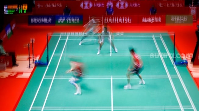 Pebulu Tangkis Ganda Putra Indonesia, Fajar Alfian dan Muhammad Rian Ardianto saat melawan Pebulu Tangkis Ganda Putra Malaysia Man Wei Chong dan Kai Wun Tee menunjukan medali dan piala usai pertandingan final Daihatsu Indonesia Masters 2025 di Istora Senayan, Jakarta, Minggu (26/1/2025). [Suara.com/Alfian Winanto]