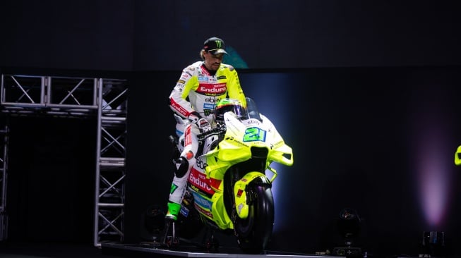 Fabio Di Giannantonio dan Franco Morbidelli, dua pembalap MotoGP dari Enduro VR46 Racing Team, memamerkan livery terbaru tim untuk musim 2025 di Jakarta, Sabtu (26/1/2025). [Dok VR46 Racing Team]