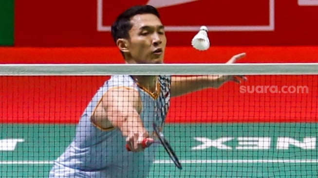 Pebulu Tangkis Tunggal Putra Indonesia, Jonatan Christie saat melawan Pebulu Tangkis Tunggal Putra Thailand, Kunlavut Vitidsarn pada final Daihatsu Indonesia Masters 2025 di Istora Senayan, Jakarta, Minggu (26/1/2025). [Suara.com/Alfian Winanto]