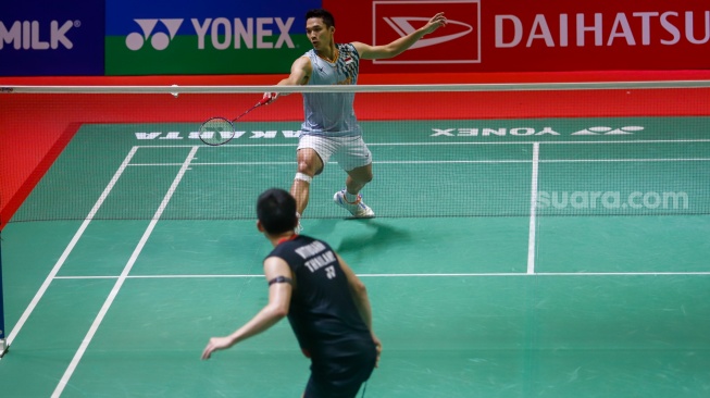 Pebulu Tangkis Tunggal Putra Indonesia, Jonatan Christie saat melawan Pebulu Tangkis Tunggal Putra Thailand, Kunlavut Vitidsarn pada final Daihatsu Indonesia Masters 2025 di Istora Senayan, Jakarta, Minggu (26/1/2025). [Suara.com/Alfian Winanto]