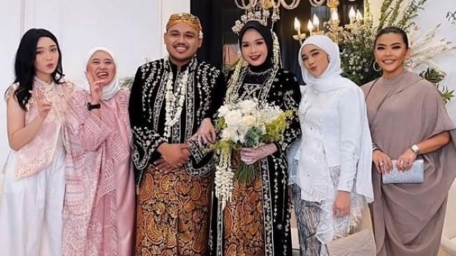 Gaya Nabila Taqiyyah di pernikahan Salma Salsabil. [Instagram/@bynouramakeup]