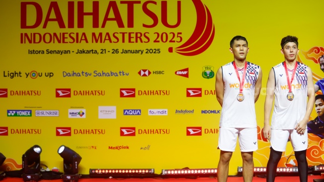 Pebulu Tangkis Ganda Putra Indonesia, Fajar Alfian dan Muhammad Rian Ardianto memakai medali usai pertandingan final Daihatsu Indonesia Masters 2025 di Istora Senayan, Jakarta, Minggu (26/1/2025). [Suara.com/Alfian Winanto]