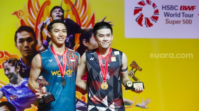 Pebulu Tangkis Tunggal Putra Indonesia, Jonatan Christie bersama Pebulu Tangkis Tunggal Putra Thailand, Kunlavut Vitidsarn menunjukan medali dan piala pada final Daihatsu Indonesia Masters 2025 di Istora Senayan, Jakarta, Minggu (26/1/2025). [Suara.com/Alfian Winanto]
