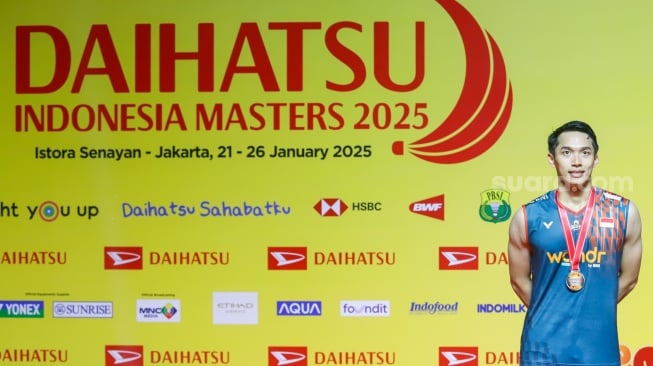 Pebulu Tangkis Tunggal Putra Indonesia, Jonatan Christie memakai medali usai kalah melawan Pebulu Tangkis Tunggal Putra Thailand, Kunlavut Vitidsarn pada final Daihatsu Indonesia Masters 2025 di Istora Senayan, Jakarta, Minggu (26/1/2025). [Suara.com/Alfian Winanto]
