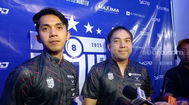 Ady Sky dan Hendra Kurniawan, penggagas turnamen Selebriti Biliar Indonesia saat ditemui di kawasan Permata Hijau, Jakarta Selatan, Minggu (26/1/2025). [Suara.com/Tiara Rosana]