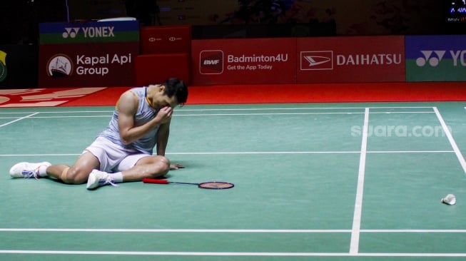 Pebulu Tangkis Tunggal Putra Indonesia, Jonatan Christie terduduk lemas usai kalah melawan Pebulu Tangkis Tunggal Putra Thailand, Kunlavut Vitidsarn pada final Daihatsu Indonesia Masters 2025 di Istora Senayan, Jakarta, Minggu (26/1/2025). [Suara.com/Alfian Winanto]
