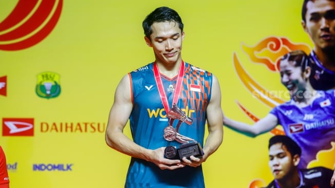 Pebulu Tangkis Tunggal Putra Indonesia, Jonatan Christie memakai medali dan mendapatkan piala juara 2 pada final Daihatsu Indonesia Masters 2025 di Istora Senayan, Jakarta, Minggu (26/1/2025). [Suara.com/Alfian Winanto]
