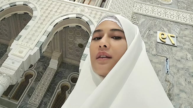 Foto Umrah Dian Sastrowardoyo di Gerbang 79 Banjir Pujian: Bidadari Surga