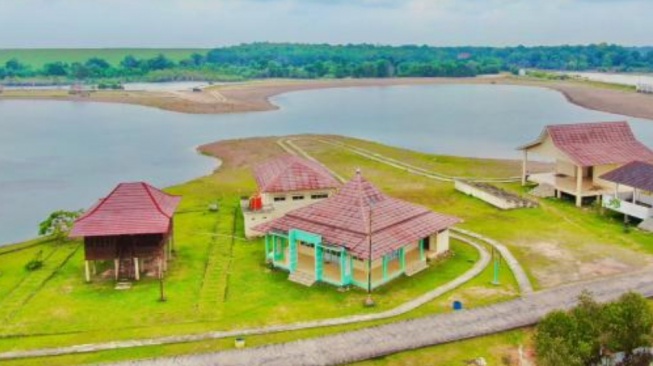 Menyaksikan Sunset di Danau Teluk Seruo, Destinasi Wisata Wajib Dikunjungi