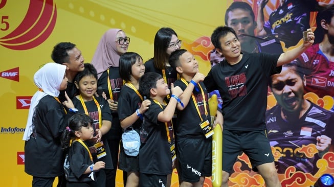 Pebulu tangkis ganda putra Indonesia Hendra Setiawan (kanan) dan Mohammad Ahsan (kedua kiri) berswafoto bersama keluarganya saat acara Moment of Honor, Tribute to The Daddies di Istora Senayan, Jakarta, Minggu (26/1/2025). [ANTARA FOTO/Fauzan/tom]