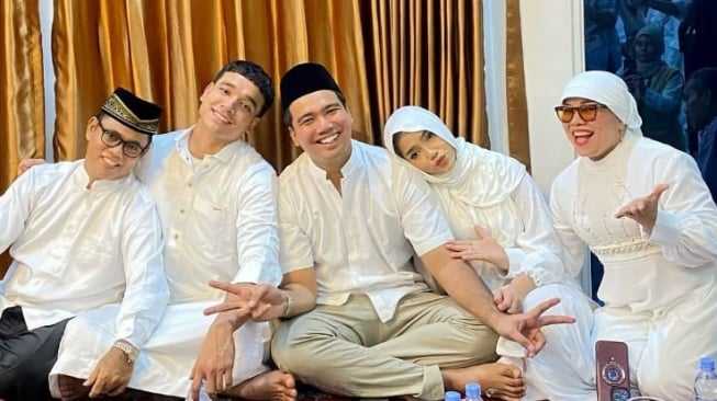 Keluarga Fuji gelar pengajian pernikahan Frans Faisal (Instagram/@fransfaisal_)