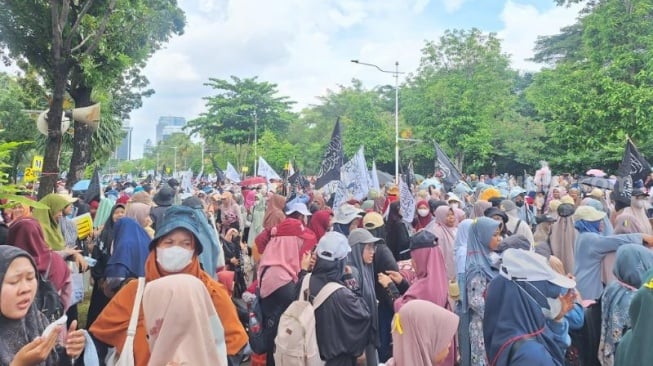 Aksi bela Palestina yang diikuti ratusan wanita di kantor Kedutaan Besar Amerika Serikat (AS) Jalan Medan Merdeka Selatan, Jakarta Pusat, Minggu (26/1/2025) siang. (Suara.com/Fakhri)