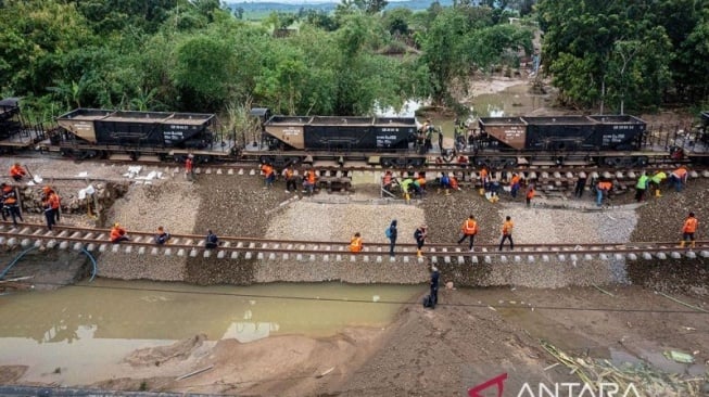 10 Perjalanan Kereta Dibatalkan Gegara Jalur Grobogan Terputus, Cek Informasi Terkini KAI