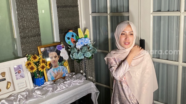 Tamara Tyasmara usai acara tahlil satu tahun kematian Dante di kediamannya di kawasan Tebet, Jakarta Selatan, Senin (27/1/2025). [Suara.com/Tiara Rosana]