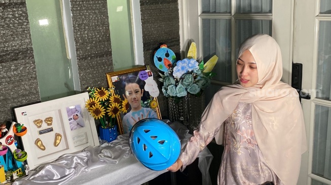 Tamara Tyasmara usai acara tahlil satu tahun kematian Dante di kediamannya di kawasan Tebet, Jakarta Selatan, Senin (27/1/2025). [Suara.com/Tiara Rosana]