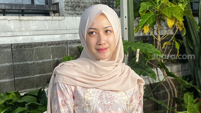 Tamara Tyasmara usai acara tahlil satu tahun kematian Dante di kediamannya di kawasan Tebet, Jakarta Selatan, Senin (27/1/2025). [Suara.com/Tiara Rosana]