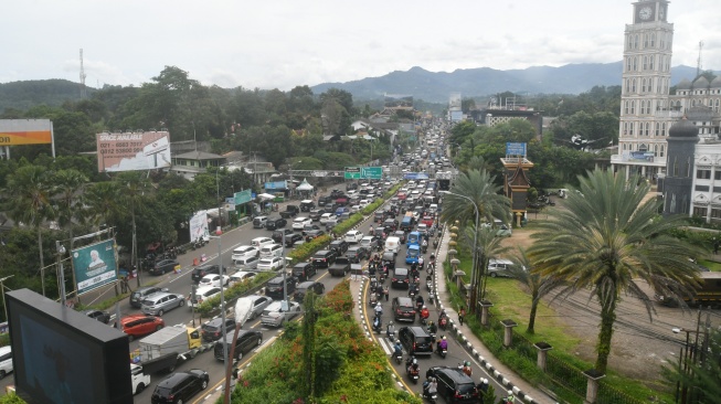 Sejumlah kendaraan memadati jalur wisata Puncak di Gadog, Kabupaten Bogor, Jawa Barat, Senin (27/1/2025). [ANTARA FOTO/Arif Firmansyah/foc]